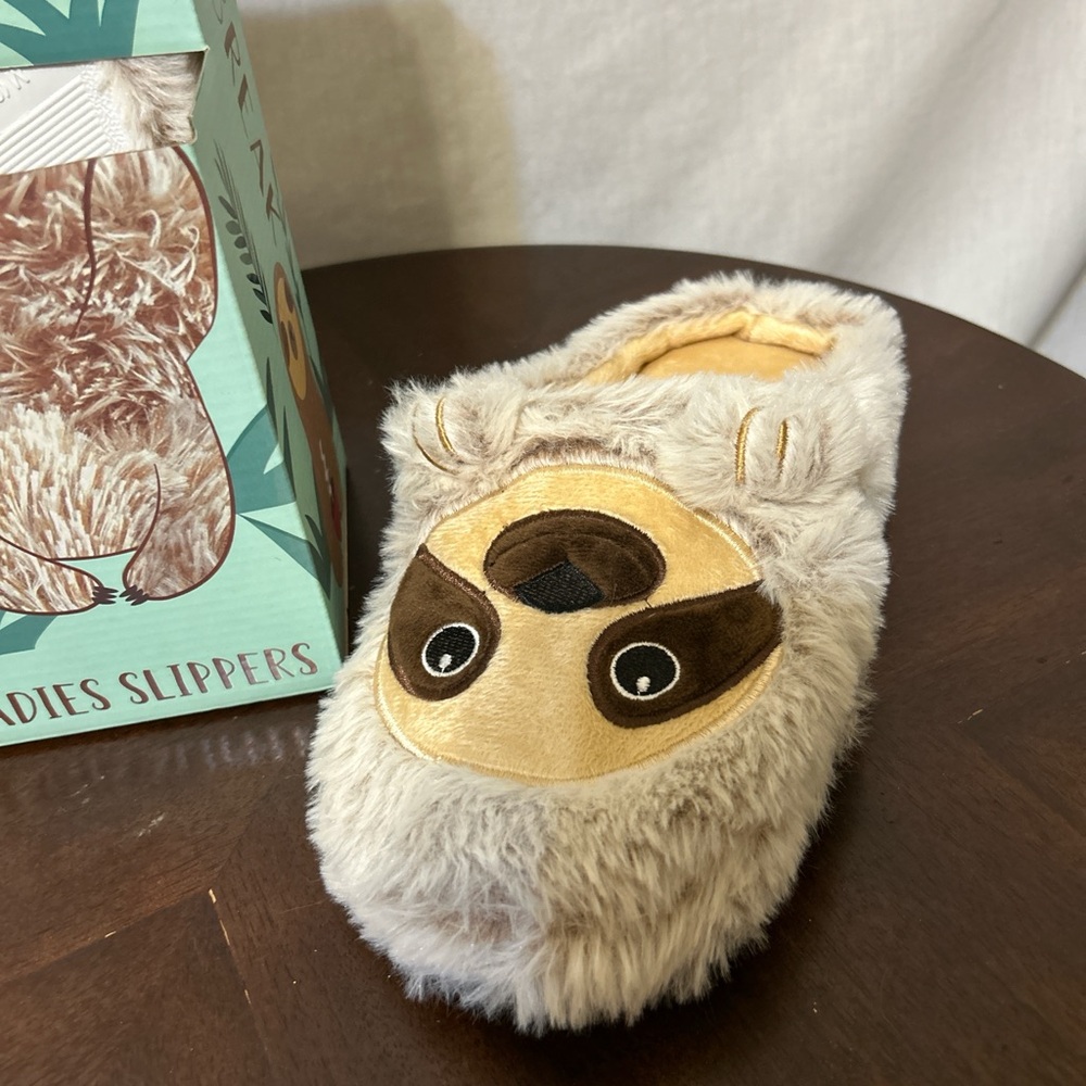 Novelty Sloth Plush Slippers Ladies Medium 6.5-7.5 Tan Faux Fur NWT In Box - Picture 4 of 6
